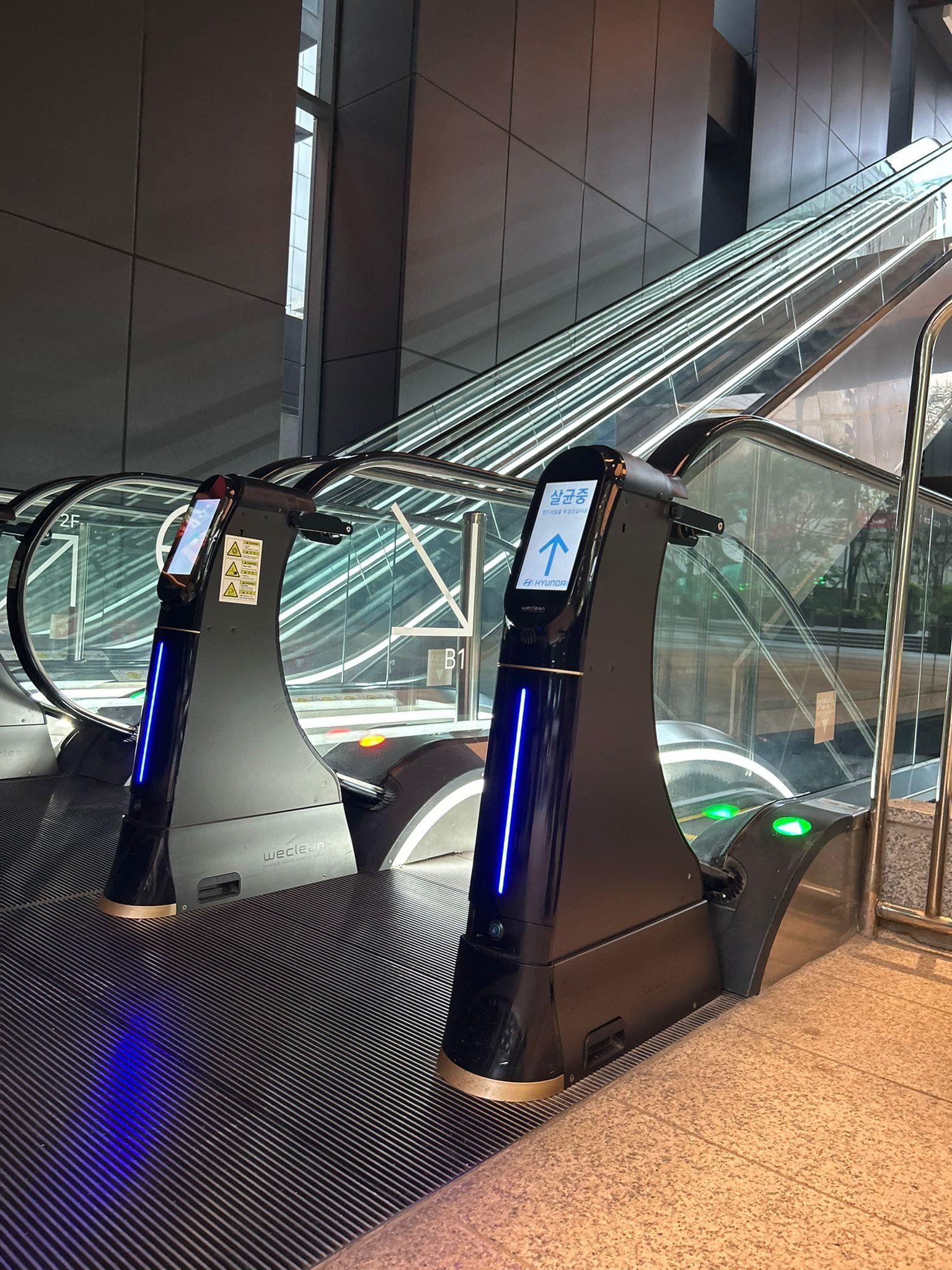 Dispositif S-300 installé en pied d'escalator